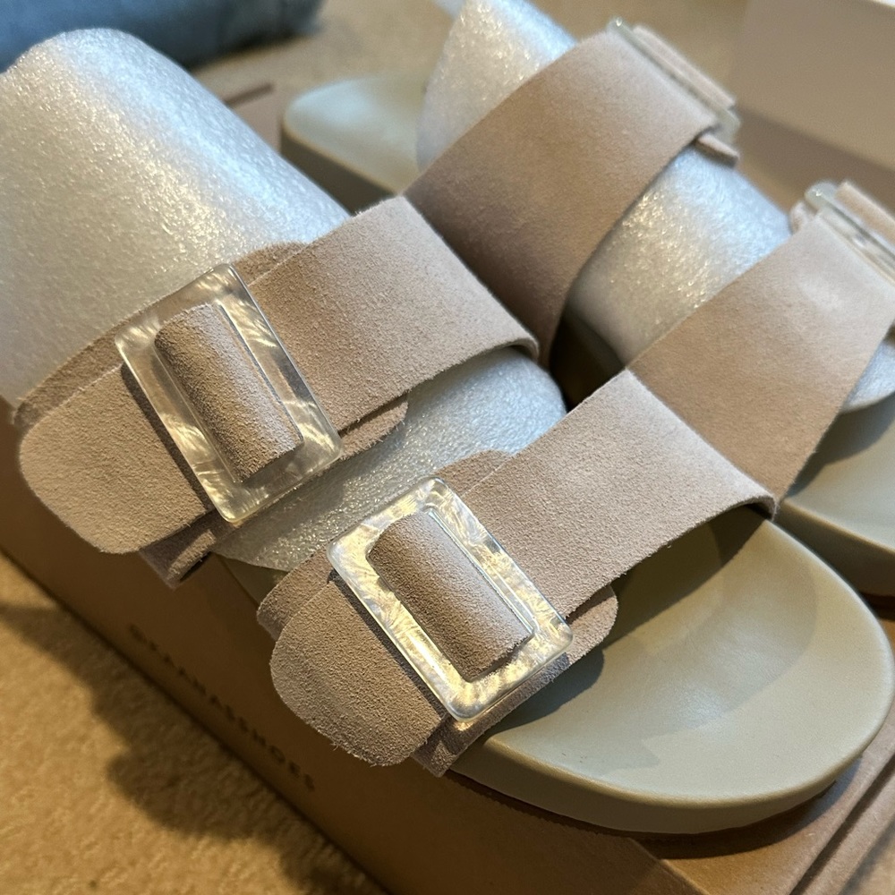 Kaanas Kuala suede pool slide in Ice color